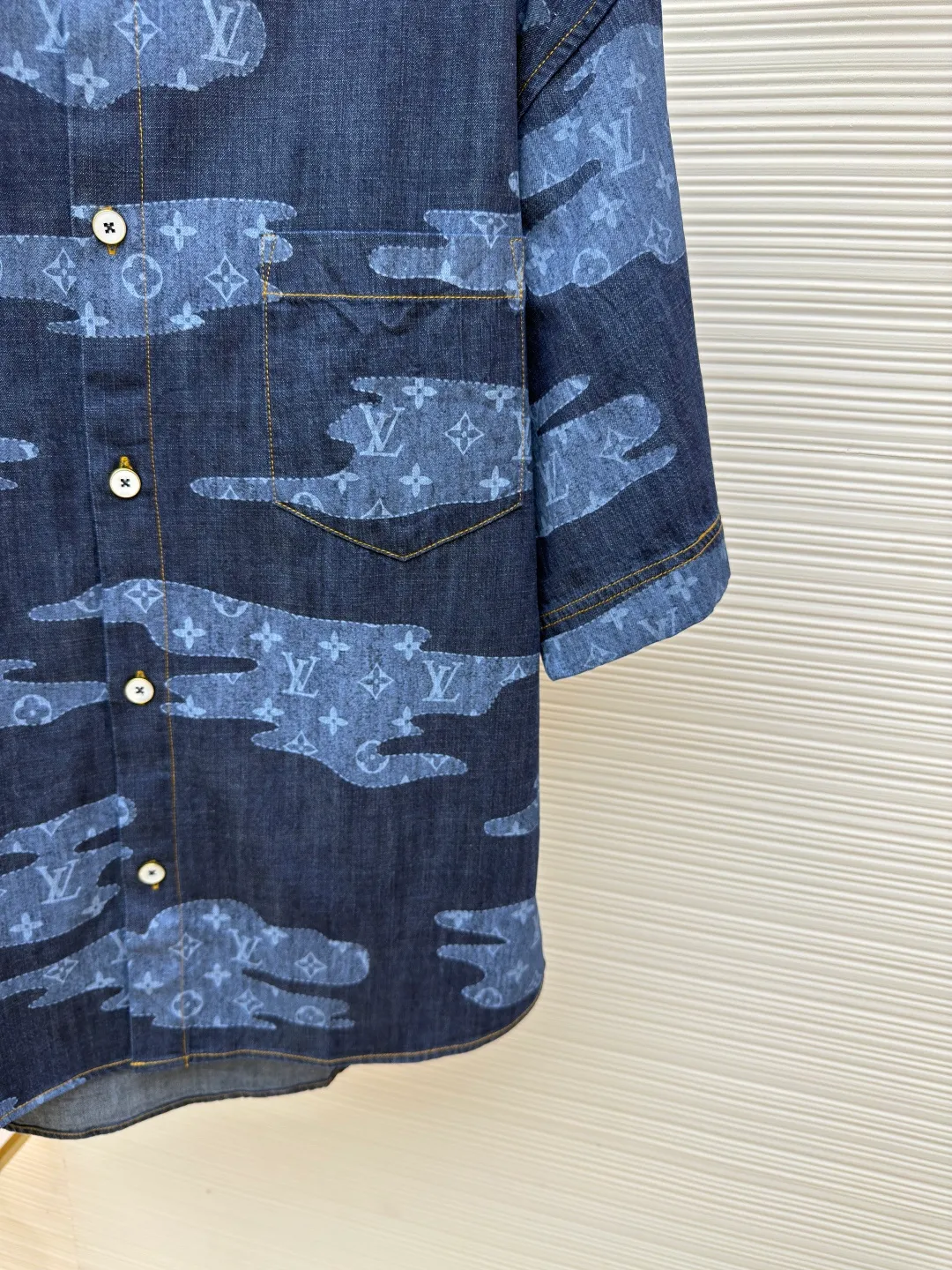 LOUIS VUITTON chambray short-sleeved shirt ●Authentic product: Purchased and developed for 13900 ●Item number: 1680265-A85 ●Fabric: Lyocell fiber denim fabric ●Technology: Made on positioning cutting machine ●Version: Fitted version ●Weight: about 385 grams ●Size: S-M-L-XL ●Description: Made of Lyocell fiber denim TR lining, positioning cutting machine, garment washing and fading, customized 1:1 pearl buttons, customized 1:1 rivets, customized 1:1 zippers, customized 1:1 leather labels, customized 1:1 trademarks. The overall wiring is straight and delicate, the fabric is comfortable and soft, and the color is consistent without color difference. It can be matched with the same style to create a fashionable look and control various occasions. Customized accessories, complete with three standards, same style for men and women!